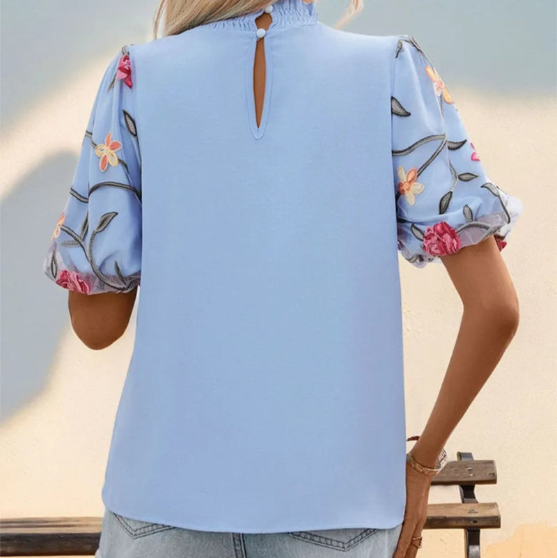 Amalia | Blouse à Col Montant et Manches Bouffantes Brodées