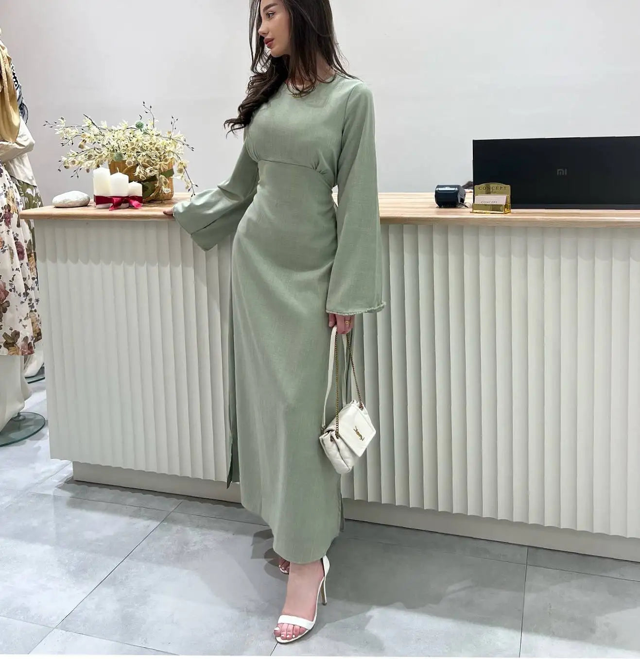 Yasmine | Robe Midi Unie à Manches Évasées