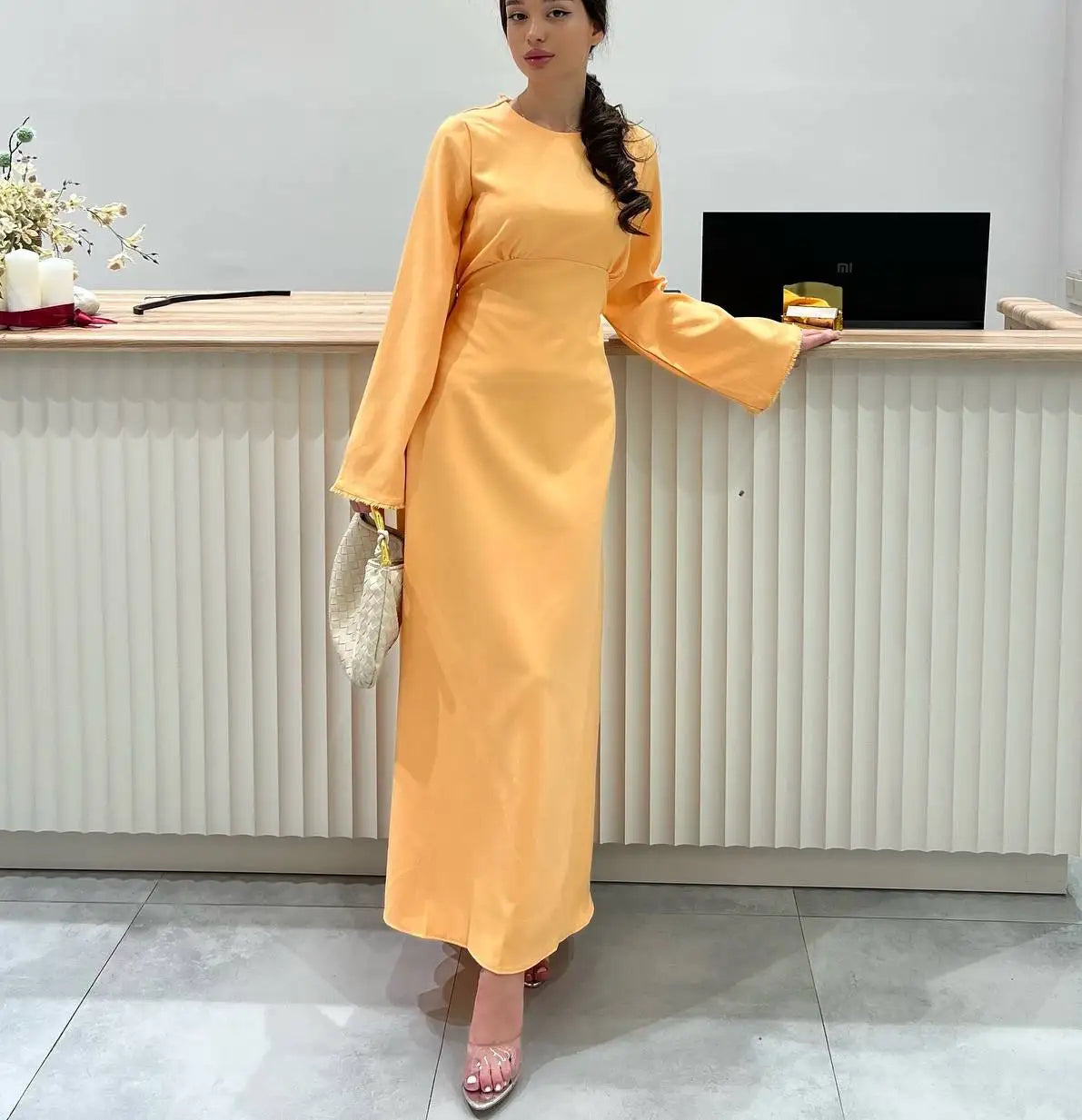 Yasmine | Robe Midi Unie à Manches Évasées