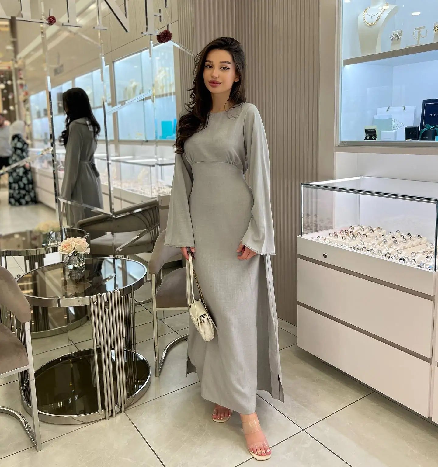 Yasmine | Robe Midi Unie à Manches Évasées